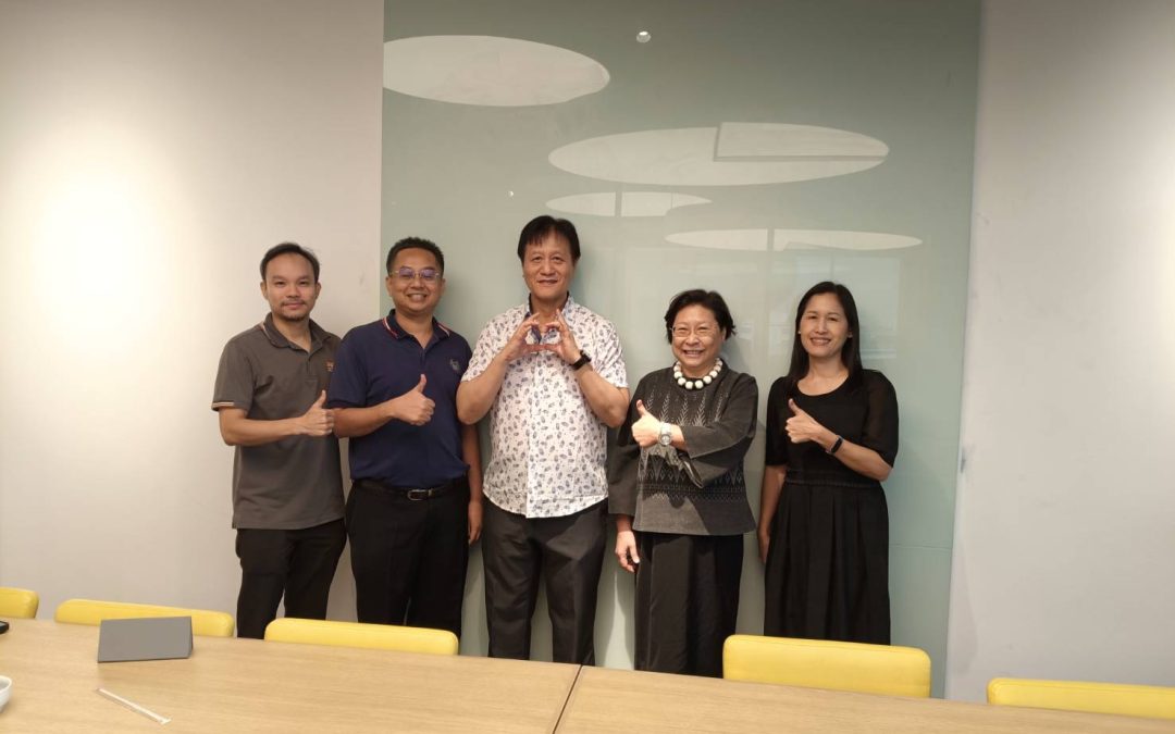 ผู้บริหารร่วมฟังและพูดคุยเกี่ยวกับงานวิจัยกับ Prof. Kien A.Hua